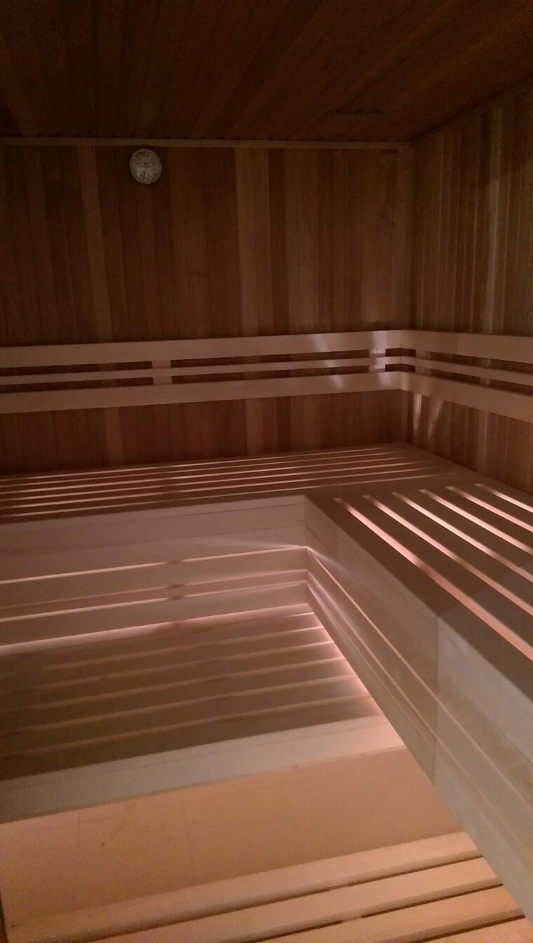 Sauna uscata - bancute iluminate, plop tratat termic